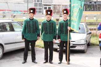 Požega: Povorka i postrojavanje povijesnih postrojbi na Trgu sv. Terezije