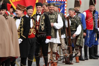 Požega: Povorka i postrojavanje povijesnih postrojbi na Trgu sv. Terezije