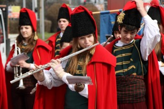 Požega: Povorka i postrojavanje povijesnih postrojbi na Trgu sv. Terezije