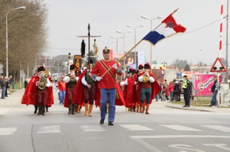 Požega: Povorka i postrojavanje povijesnih postrojbi na Trgu sv. Terezije