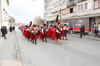 Požega: Povorka i postrojavanje povijesnih postrojbi na Trgu sv. Terezije