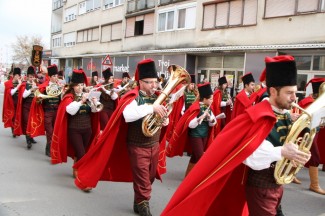 Požega: Povorka i postrojavanje povijesnih postrojbi na Trgu sv. Terezije