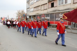Požega: Povorka i postrojavanje povijesnih postrojbi na Trgu sv. Terezije