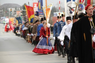 Požega: Povorka i postrojavanje povijesnih postrojbi na Trgu sv. Terezije