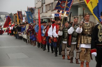 Požega: Povorka i postrojavanje povijesnih postrojbi na Trgu sv. Terezije