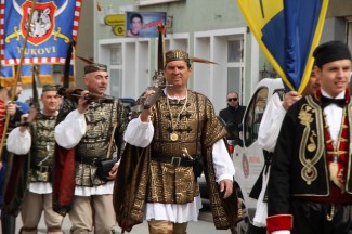 Požega: Povorka i postrojavanje povijesnih postrojbi na Trgu sv. Terezije