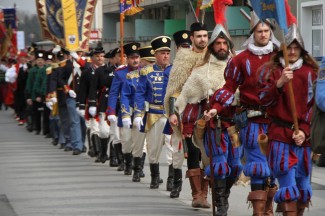 Požega: Povorka i postrojavanje povijesnih postrojbi na Trgu sv. Terezije