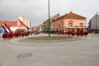Požega: Povorka i postrojavanje povijesnih postrojbi na Trgu sv. Terezije