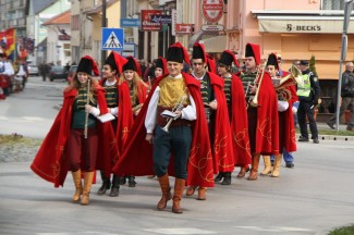 Požega: Povorka i postrojavanje povijesnih postrojbi na Trgu sv. Terezije
