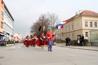 Požega: Povorka i postrojavanje povijesnih postrojbi na Trgu sv. Terezije