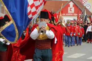 Požega: Povorka i postrojavanje povijesnih postrojbi na Trgu sv. Terezije