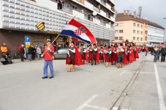 Požega: Povorka i postrojavanje povijesnih postrojbi na Trgu sv. Terezije