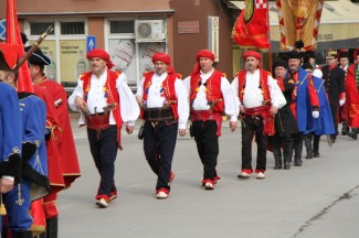 Požega: Povorka i postrojavanje povijesnih postrojbi na Trgu sv. Terezije