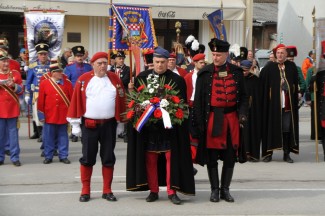 Požega: Povorka i postrojavanje povijesnih postrojbi na Trgu sv. Terezije