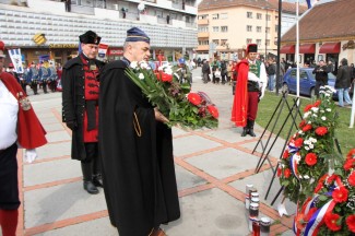Požega: Povorka i postrojavanje povijesnih postrojbi na Trgu sv. Terezije