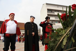 Požega: Povorka i postrojavanje povijesnih postrojbi na Trgu sv. Terezije