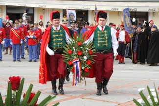 Požega: Povorka i postrojavanje povijesnih postrojbi na Trgu sv. Terezije