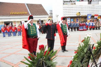 Požega: Povorka i postrojavanje povijesnih postrojbi na Trgu sv. Terezije