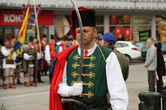 Požega: Povorka i postrojavanje povijesnih postrojbi na Trgu sv. Terezije