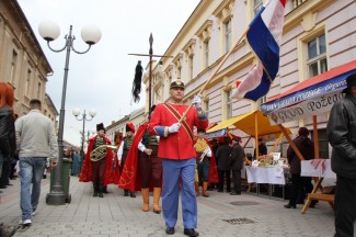 Požega: Povorka i postrojavanje povijesnih postrojbi na Trgu sv. Terezije