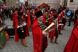 Požega: Povorka i postrojavanje povijesnih postrojbi na Trgu sv. Terezije