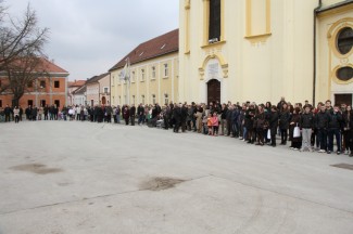 Požega: Povorka i postrojavanje povijesnih postrojbi na Trgu sv. Terezije
