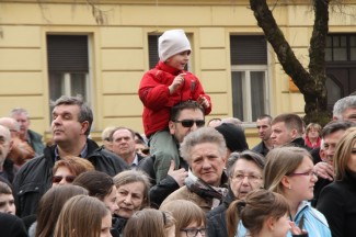 Požega: Povorka i postrojavanje povijesnih postrojbi na Trgu sv. Terezije
