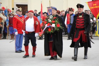 Požega: Povorka i postrojavanje povijesnih postrojbi na Trgu sv. Terezije