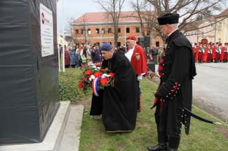 Požega: Povorka i postrojavanje povijesnih postrojbi na Trgu sv. Terezije