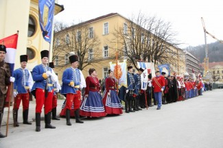 Požega: Povorka i postrojavanje povijesnih postrojbi na Trgu sv. Terezije
