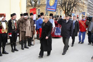 Požega: Povorka i postrojavanje povijesnih postrojbi na Trgu sv. Terezije