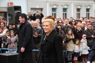 Požega: Povorka i postrojavanje povijesnih postrojbi na Trgu sv. Terezije