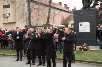 Požega: Povorka i postrojavanje povijesnih postrojbi na Trgu sv. Terezije