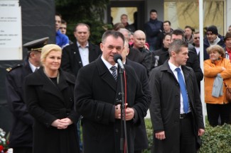 Požega: Povorka i postrojavanje povijesnih postrojbi na Trgu sv. Terezije