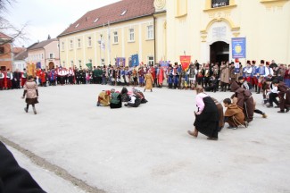 Požega: Povorka i postrojavanje povijesnih postrojbi na Trgu sv. Terezije