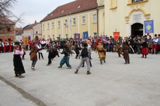 Požega: Povorka i postrojavanje povijesnih postrojbi na Trgu sv. Terezije