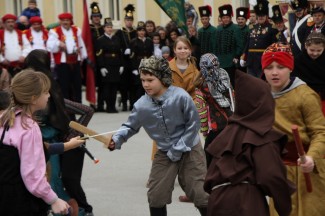 Požega: Povorka i postrojavanje povijesnih postrojbi na Trgu sv. Terezije
