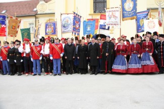 Požega: Povorka i postrojavanje povijesnih postrojbi na Trgu sv. Terezije