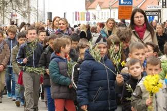 Cvjetnica u Požegi: Procesija i sveta misa u katedrali