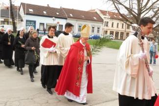 Cvjetnica u Požegi: Procesija i sveta misa u katedrali