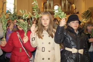 Cvjetnica u Požegi: Procesija i sveta misa u katedrali