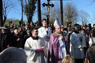 Veliki petak u Požegi: Križni put na Kalvariji