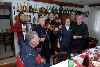 Požežani s gostima u vinogradima slave Grgurevo 