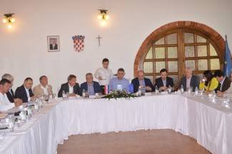 Vrh HDZ-a u Venju kod Enjingija: Pogledajte tko je sve došao