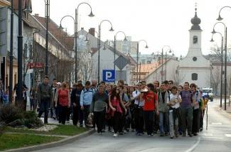 Požega: Biskupijski križni put mladih