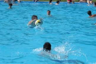 Vrhunac toplinskog vala: Požežani potražili spas na bazenima