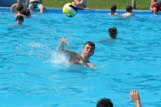 Vrhunac toplinskog vala: Požežani potražili spas na bazenima