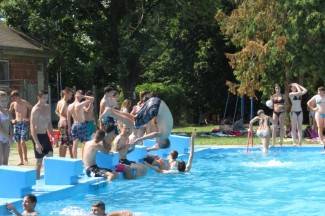 Vrhunac toplinskog vala: Požežani potražili spas na bazenima