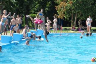 Vrhunac toplinskog vala: Požežani potražili spas na bazenima