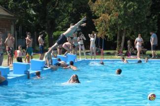 Vrhunac toplinskog vala: Požežani potražili spas na bazenima